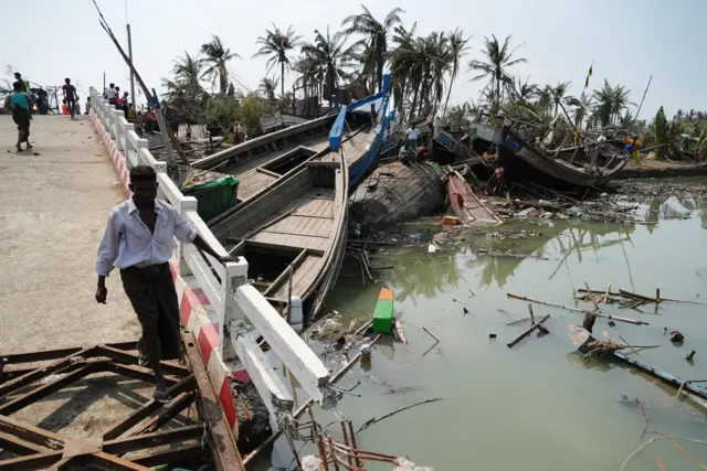 ရခိုင်ထဲ ပြည်သူပိုင် အခြေခံ အဆောက်အအုံတွေ ပျက်စီးခဲ့ရသလို ရေဖြန့်ဝေရေး စနစ်လည်း ထိခိုက်သွား