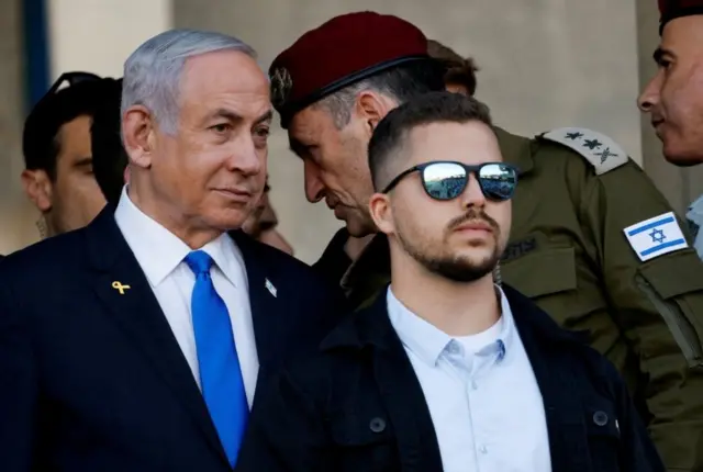 رئيس الوزراء الإسرائيلي بنيامين نتنياهو يتحدث مع رئيس الأركان العامة الإسرائيلي هرتزي هاليفي في حفل للفوج السبعين من الضباط القتاليين العسكريين، في قاعدة عسكرية ، إسرائيل، 31 أكتوبر 2024