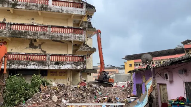 कोसळलेली इमारत