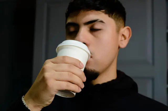 ቡና የሚጠጣ ወጣት ልጅ