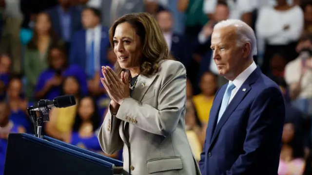 Kamala Harris discursando ao ladobets sports apostasJoe Biden