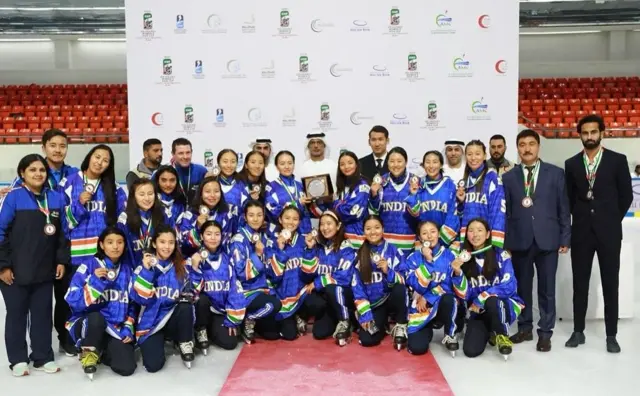 आईस हॉकीत पहिलं पदक साजरं करताना भारतीय महिला संघ