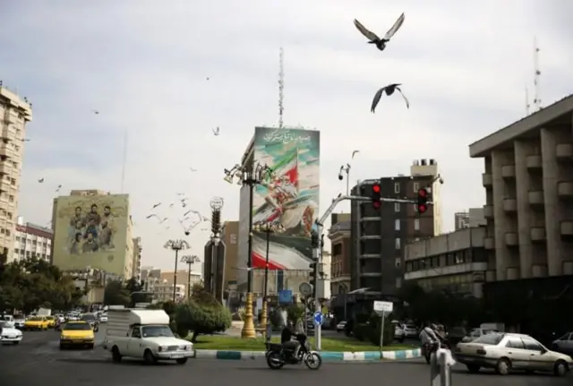 ইসরায়েলের হামলার সময় তেহরানের জীবনযাত্রা স্বাভাবিক থাকার দাবি করেছে ইরানের সংবাদ মাধ্যম।