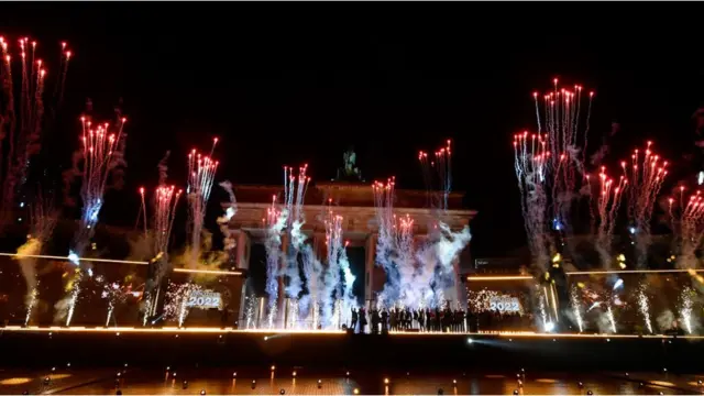 Fuegos artificiales en la Puerta de Brandenburgo, Berlín.