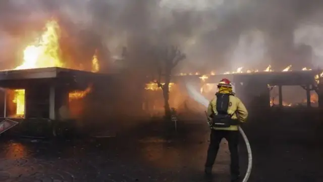 અલ્ટાડેના વિસ્તારમાં અગ્નિશમનદળના કર્મચારી આગ બુઝાવતા નજરે પડે છે