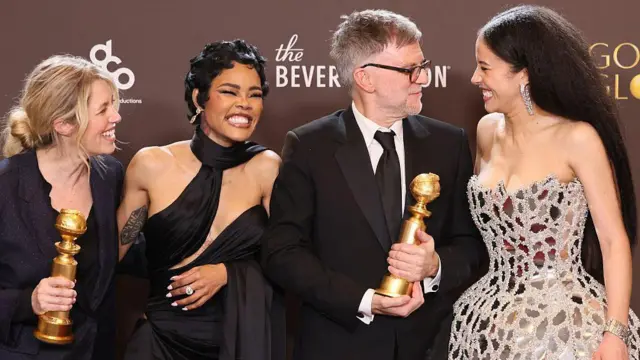 La productora de cine estadounidense Sara Murphy, la actriz estadounidense Teyana Taylor, el cineasta estadounidense Paul Thomas Anderson y la actriz estadounidense Chase Infiniti, ganadores del premio a la Mejor Película - Musical o Comedia por "One Battle After Another", posan en la sala de prensa durante la 83ª entrega anual de los premios Golden Globe en el hotel Beverly Hilton en Beverly Hills, California, el 11 de enero de 2026. (Foto de Etienne Laurent / AFP vía Getty Images)