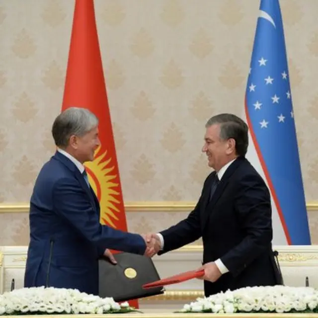 Президенттин расмий сайты кыргыз-өзбек чек арасы тууралуу макулдашуу боюнча ратификациялык грамоталар менен алмашуу боюнча протоколуна кол коюлганын кабарлады.