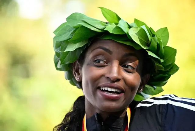 አትሌት ትዕግሥት አሰፋ በበርሊን የዓለም ክብረወሰንን ካሻሻለች በኋላ