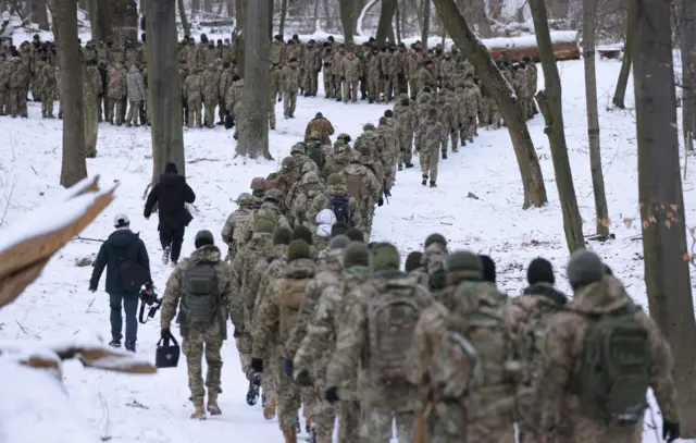 Des participants civils à une unité de défense territoriale de Kiev 