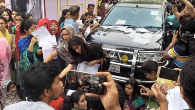 বাংলাদেশ কুয়েত মৈত্রী হলের সামনে শিক্ষার্থীদের বিক্ষোভ