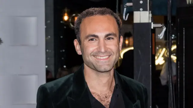 Халид Абдалла перед входом в кинотеатр