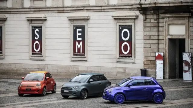 سه دستگاه از نسل جدید مدل ۵۰۰ که توسط استودیوهای طراحی بولگاری، جورجو آرمانی و کارتل تزیین شده برای خیریه حراج خواهد شد