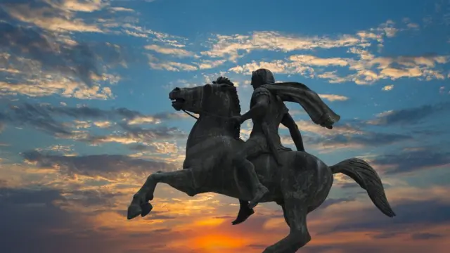 સિકંદરના સૈન્યમાં એ વખતે 50,000 લોકો હતા અને તેમણે વિશ્વના સૌથી મોટા તથા સૌથી વધુ તાલીમબદ્ધ સૈન્યનો સામનો કરવાનો હતો