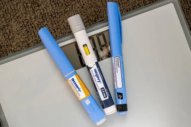 أبرز ثلاثة أدوية موصوفة للحقن لإنقاص الوزن: "أوزمبيك"، و"فيكتوزا"، و"ويغوفي"، إلى جانب ميزان لقياس الوزن.