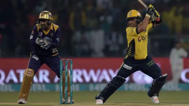 पेशावर के विकेटकीपर बल्लेबाज़ कामरान अकमल गेंद खेलते हुए