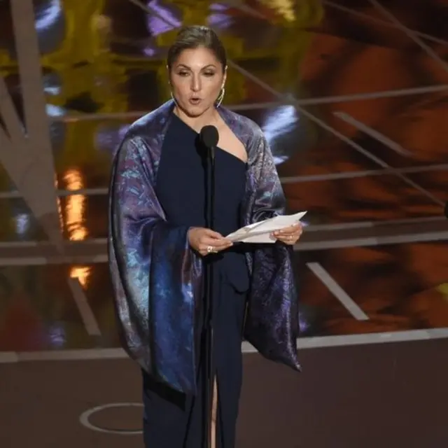 Anousheh Ansari lee un mensaje de Asghar Farhadi