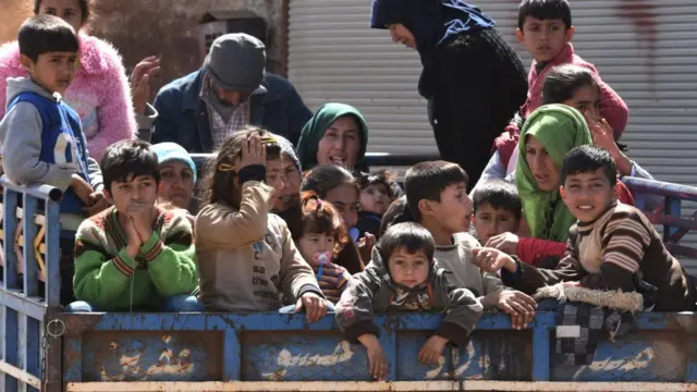 Afrin'i terk ederek Halep'in kuzeyine giden siviller