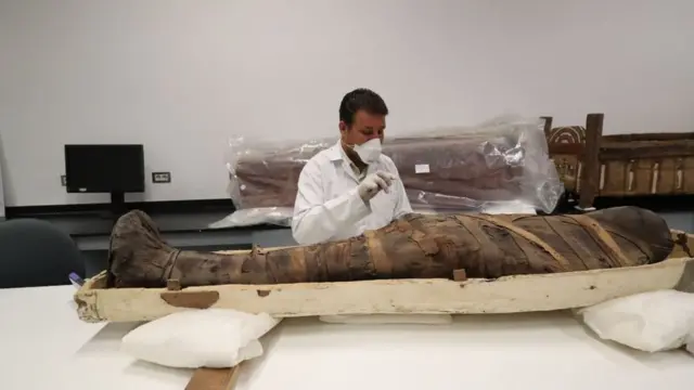 ترميم مقتنيات مقبرة الملك الشاب توت عنخ آمون
