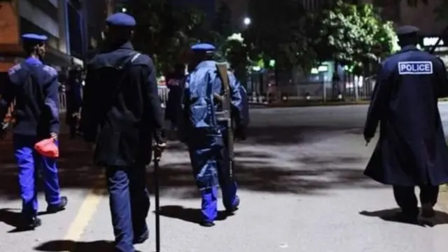 Polisi wanashikiza amri ya kutotoka nje ili kuzuia maambukizi ya virusi vya corona Kenya