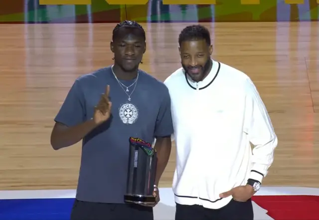 Aliou Diarra (ibumoso) mu kwezi gushize yahawe igihembo cya 'Dikembe Mutombo Defensive Player of the Year' kubera ubuhanga mu kugarira, yagishyikirijwe na Tracy McGrady (iburyo) wahoze akina muri NBA