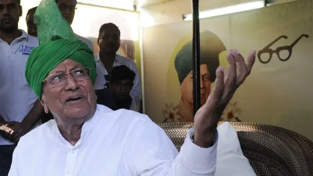 ओम प्रकाश चौटाला पार्टी की एक बैठक के दौरान 