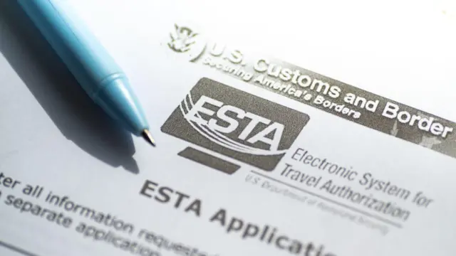 電子渡航認証システム（ESTA）と書かれた用紙の上にペンが置かれている