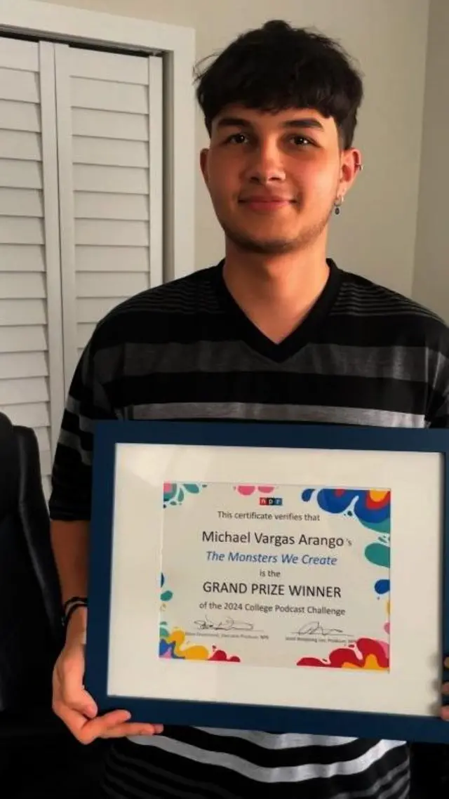 Michael Vargas con el diploma que certifica que ganó el premio NPR