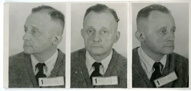 Доктор Николас ван Ньювенхаузен согуштан кийин 10 жылга камалган.