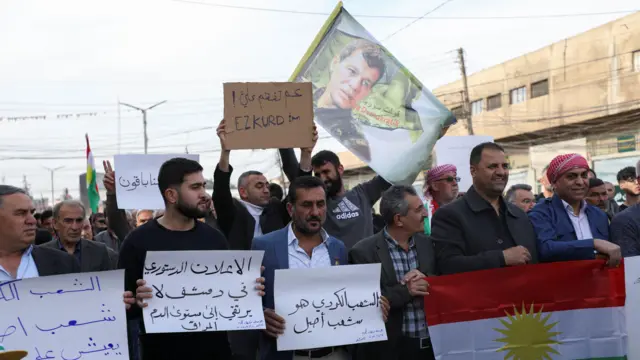 صورة لمظاهرة رافضة لمسودة الإعلان الدستوري في مدينة القامشلي شمالي سوريا.