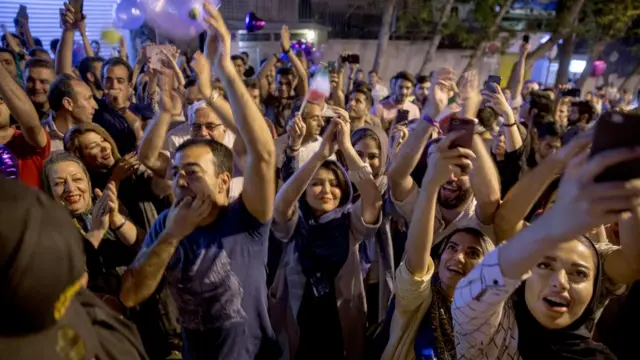 بعد از اعلام نام حسن روحانی به عنوان پیروز انتخابات شب و روز گذشته شمار زیادی در تهران جشن گرفتند