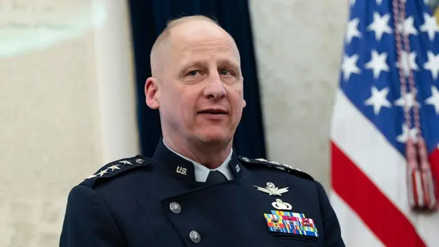 Michael Guetlein, subjefe de operaciones espaciales de la Fuerza Espacial de EE. UU., en el Despacho Oval de la Casa Blanca en Washington con su uniforme militar del que cuelgan varias medallas.