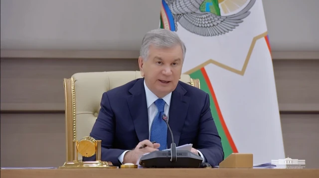 Ўзбекистон президенти Шавкат Мирзиёев йиғин ўтказмоқда.