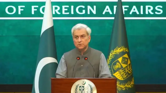 طاهر اندرابی سخنگوی وزارت خارجه پاکستان در جریان کنفرانس خبری در اسلام آباد