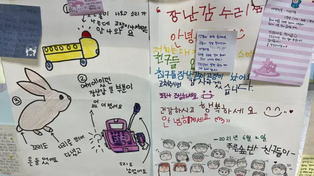 이 장난감 병원 한쪽 벽 면에는 장난감의 증상을 설명하거나 감사의 마음을 전하는 편지들이가 붙어있었다