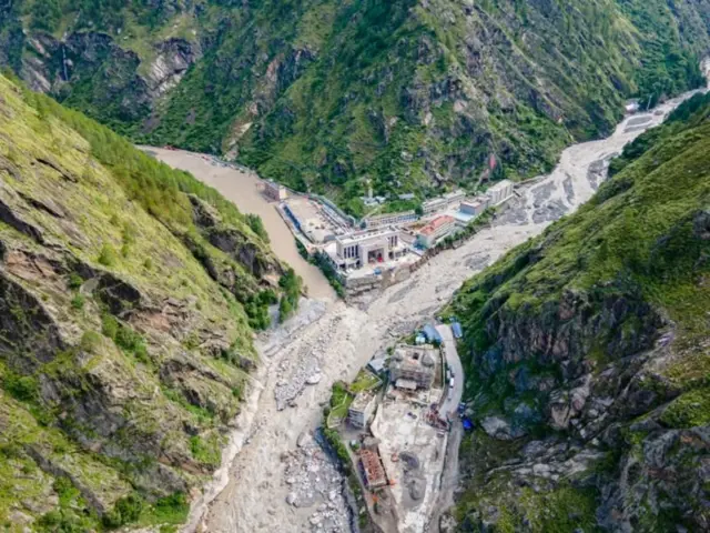 रसुवागढी नेपाल-चीन जोड्ने प्रमुख अन्तर्राष्ट्रिय नाका हो
