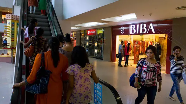 সরকার চাইছে মধ্যবিত্তর হাতে কেনাকাটার জন্য বেশি অর্থ আসুক