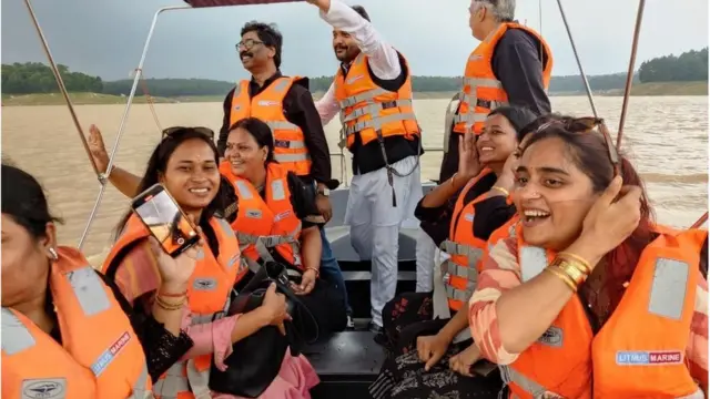 नौकायन का मज़ा लेते हेमंत सोरेन