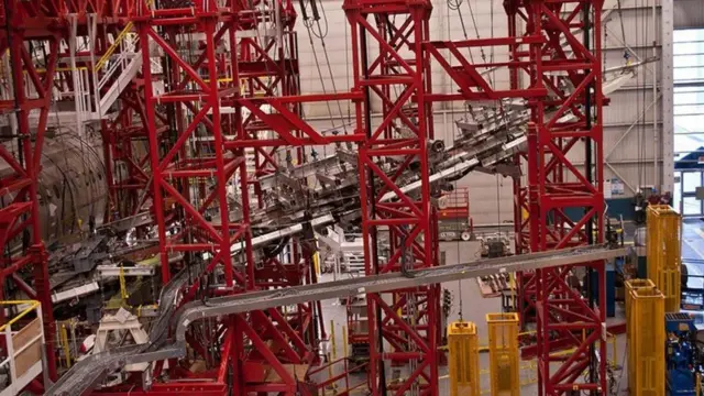 Крила на спеціальному стенді тягнуть угору до появи тріщин