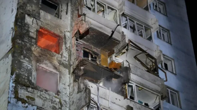 Фотография последствий удара по Запорожью: многоэтажка с выбитыми стеклами, пожаром в одной из квартир, поломанными балконами