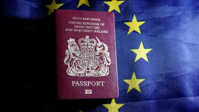 Passaporte britânico sobre a bandeira da União Europeia