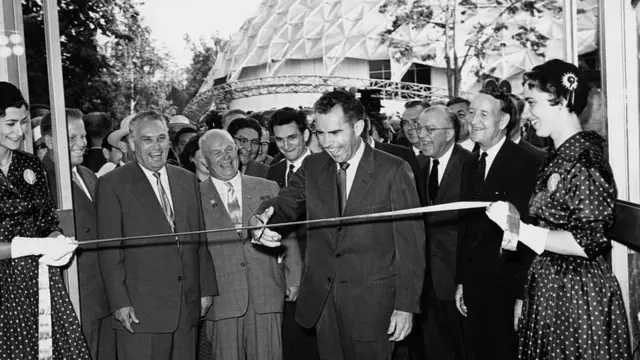 Ніксон відкриває виставку