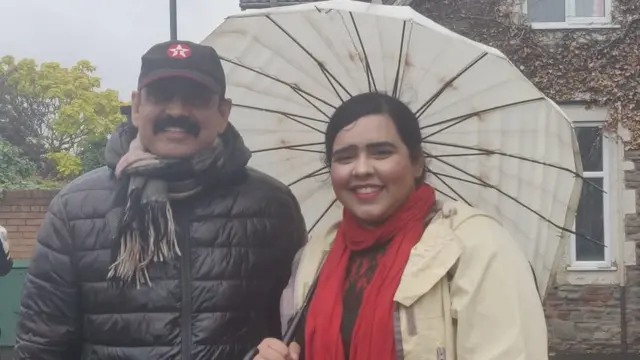 ব্রিস্টলে বাংলাদেশের খেলা দেখতে আসা ছাতি-মাথায় দুই দর্শক