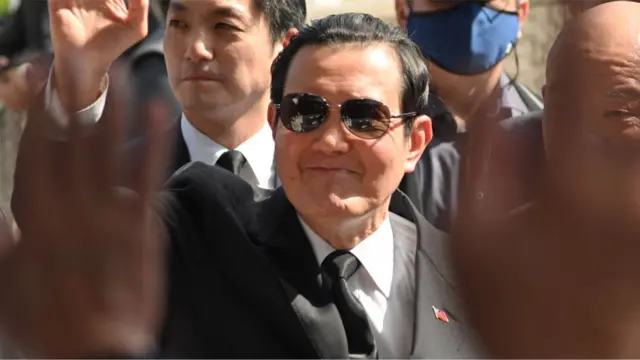 马英九(中)在2016年卸任总统后,根据《国家机密保护法》管制出国三年,2019年5月19日再被蔡英文政府延长管制两年,到2021年5月19日为止。