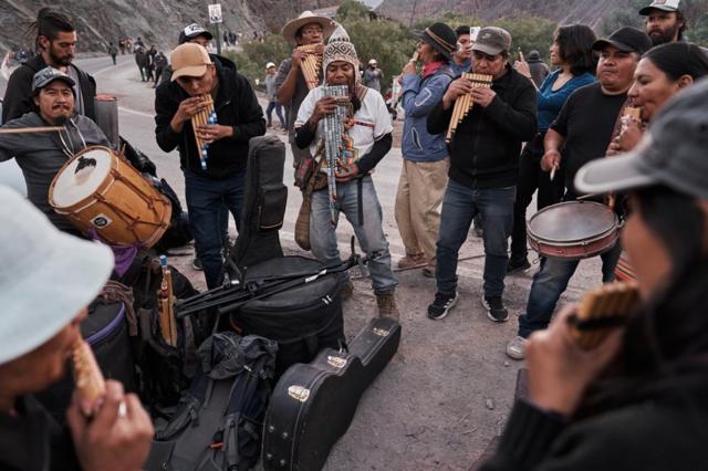 Indígenas tocan múscia en instrumentos autóctonos durante una jornada de protesta