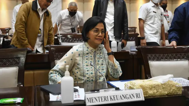 Menteri Keuangan Sri Mulyani Indrawati (tengah) bersiap mengikuti rapat dengan Komisi XI DPR RI di kompleks Parlemen, Senayan, Jakarta, Senin (27/03). 