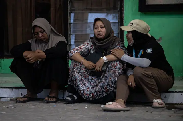 Keluarga korban runtuhnya bangunan Pesantren Al Khoziny berduka saat menunggu kabar.