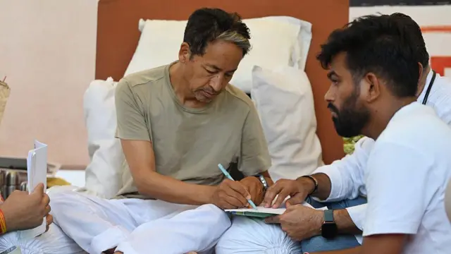 दिल्ली के जंतर-मंतर पर भूख हड़ताल के दौरान सोनम वांगचुक