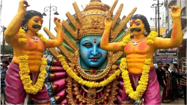 బోనాల స‌మ‌యంలో భ‌క్తులు అడిగే ప్ర‌శ్న‌ల‌కు మాతంగి స్వ‌ర్ణ‌ల‌త స‌మాధానం ఇస్తారు.