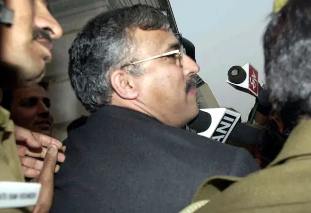 ડિસેમ્બર 2000માં હાસીમ કુરેશીનું ભારતમાં પુનરાગમન થયું તે સમયની તસવીર