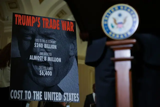 Un panneau sur la guerre commerciale de Trump derrière le sénateur américain Tim Kaine (D-VA) alors qu'il s'adresse aux journalistes à la suite du déjeuner politique hebdomadaire du Sénat démocrate au Capitole des États-Unis le 01 avril 2025 à Washington, DC.